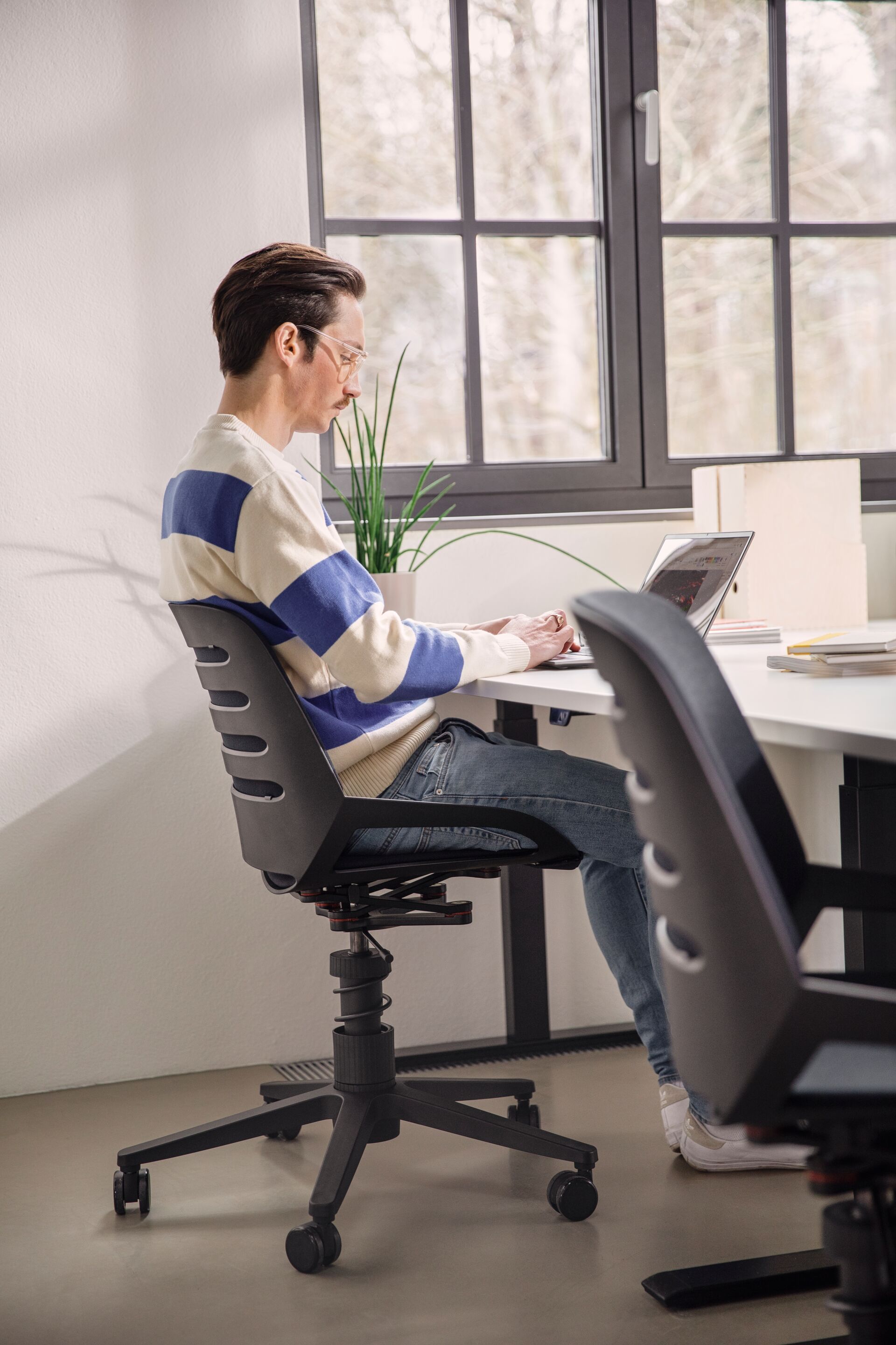 aeris HiDrive - Bürostuhl schwarz mit Federbein - 04