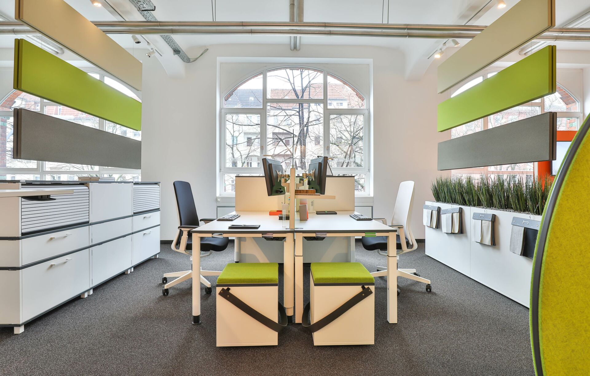 Palmberg - Büroschreibtisch mit passender Büroausstattung