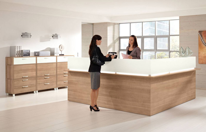 Palmberg Casus - Empfangstheke in Holz-Optik mit passendem Sideboard