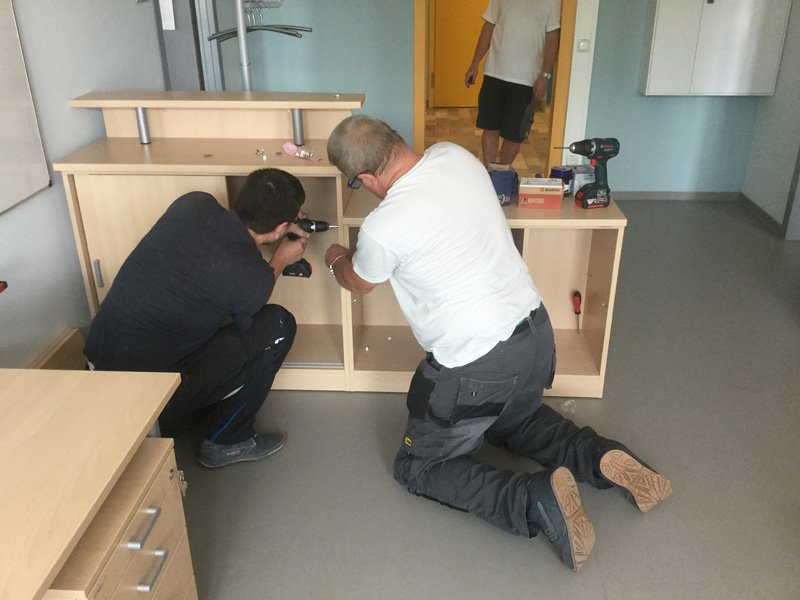 Objekteinrichtung Schule - Vor-Ort-Montage Schulmöbel