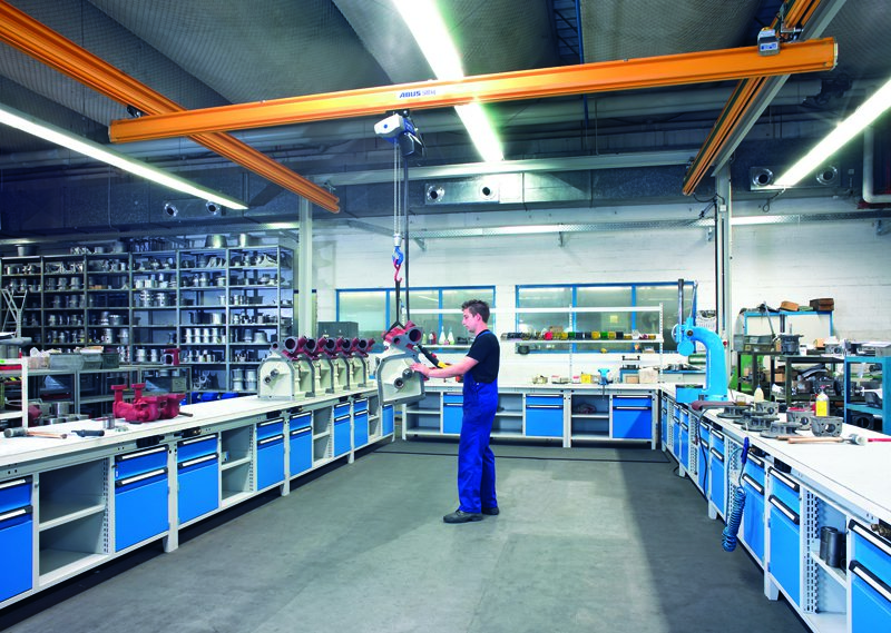 Industriemöbel - Arbeitsplatz mit Unterschrank aus Metall